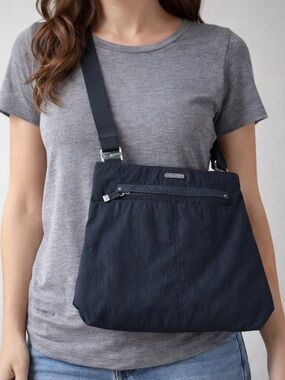 Baggallini black crossbody purse bag travel pockets